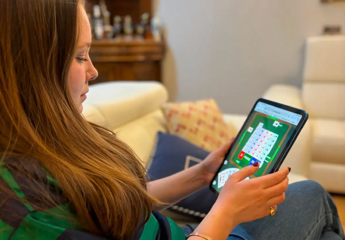 Persoană jucând bridge